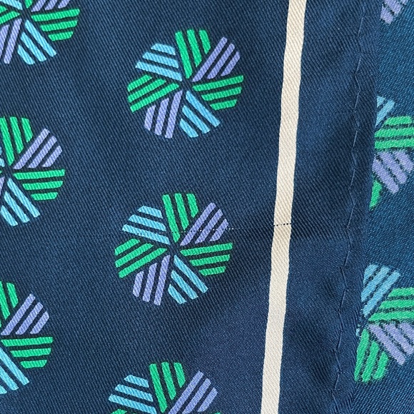 100% Silk Blue Pinwheel Geometric Shapes scarf - Picture 5 of 6